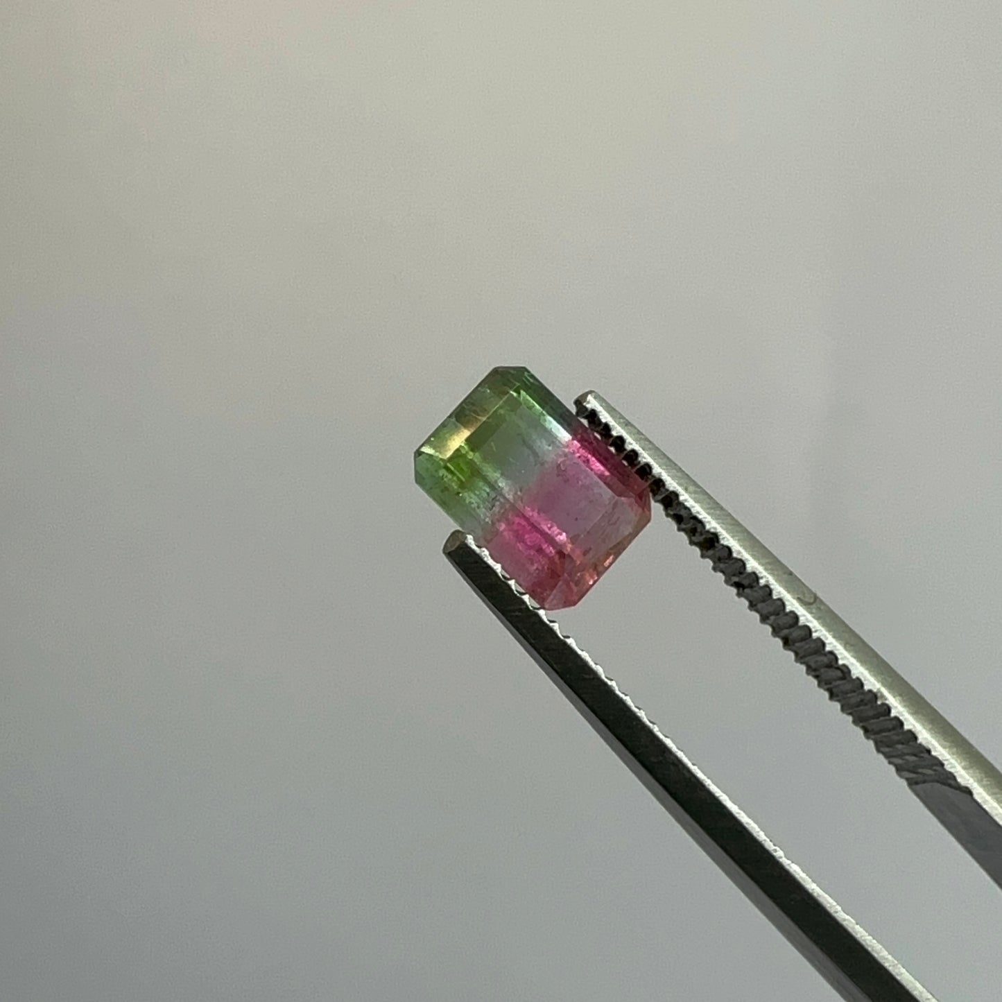 Anticipo 50% anillo Turmalina Tricolor mediana ( Rosa, Verde, Blanco) de 1.13 ct. Valor Total anillo terminado: 24,500 mxn